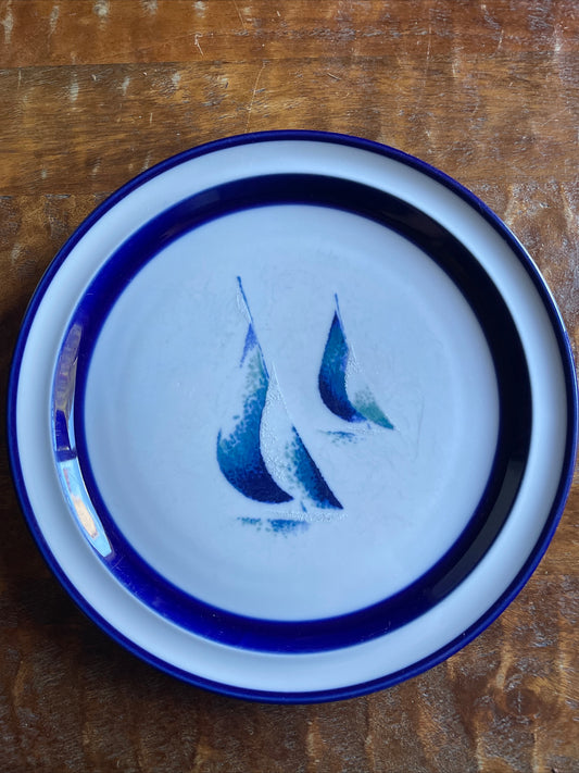 Vintage Noritake Stoneware "Running Free" 10 5/8 Dinner Plate Sailboat Blue